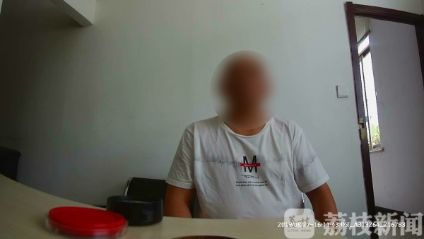 搞什么鬼？他凌晨三点站在空调外机上玩手机？