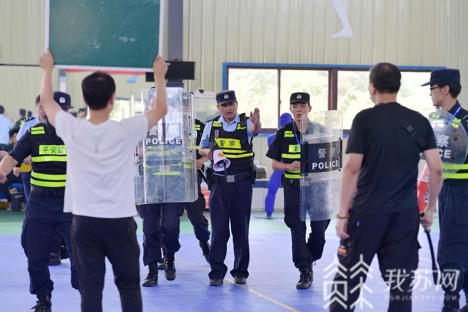 练兵■看过来，警察叔叔们全警练兵