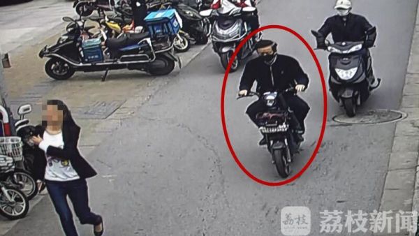 孙女被暴露狂骚扰 七旬老人拿起石头想拼命 警察：奶奶，让我们来