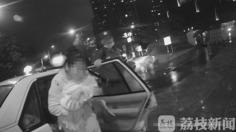 [婴儿]新手妈妈紧急向警车求助 两月大婴儿全身过敏