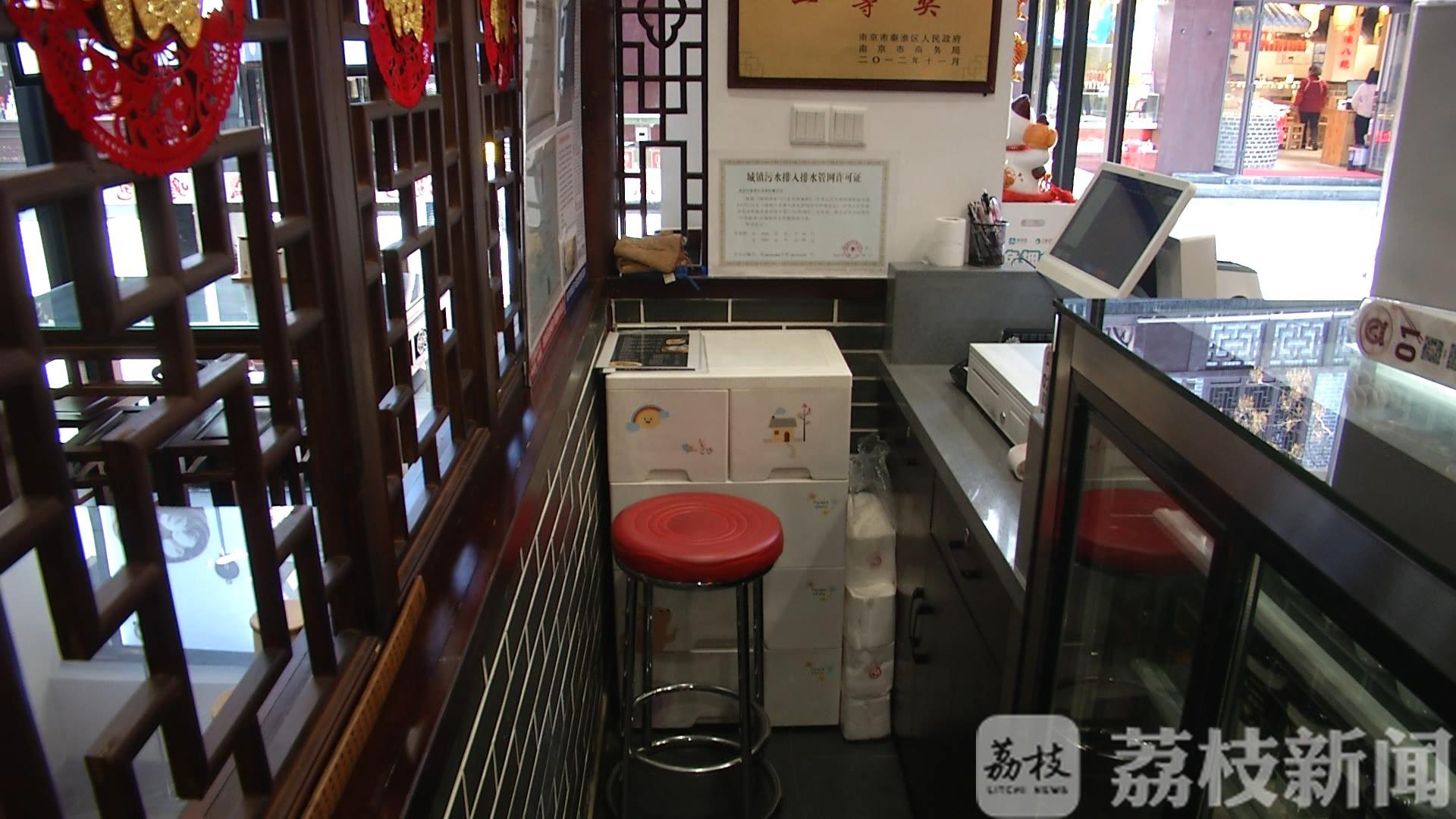 #清理#监控：我早已看穿一切 男子偷完钱后小心擦掉指纹