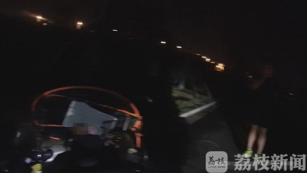 晕倒的男子被救助 出院时等待他的是一副手铐