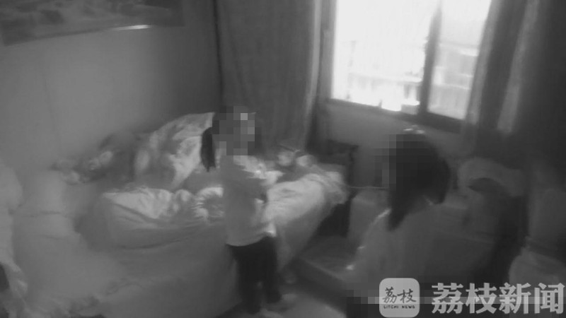 空调■险！5岁双胞胎姐妹爬上空调外机