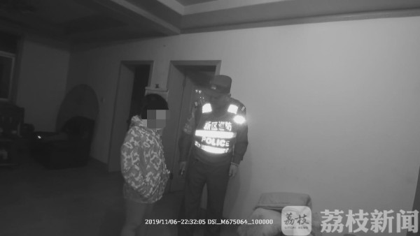 男童半夜阳台哭泣 背后原因让人心疼