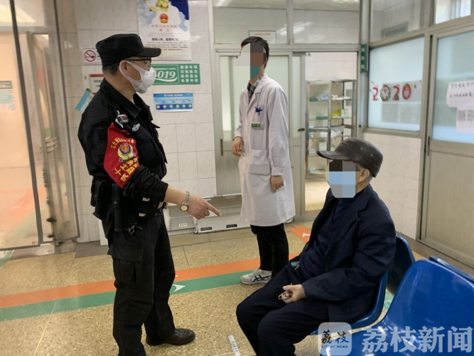 「老人」民警及时救助 八旬老人卧倒在绿化带