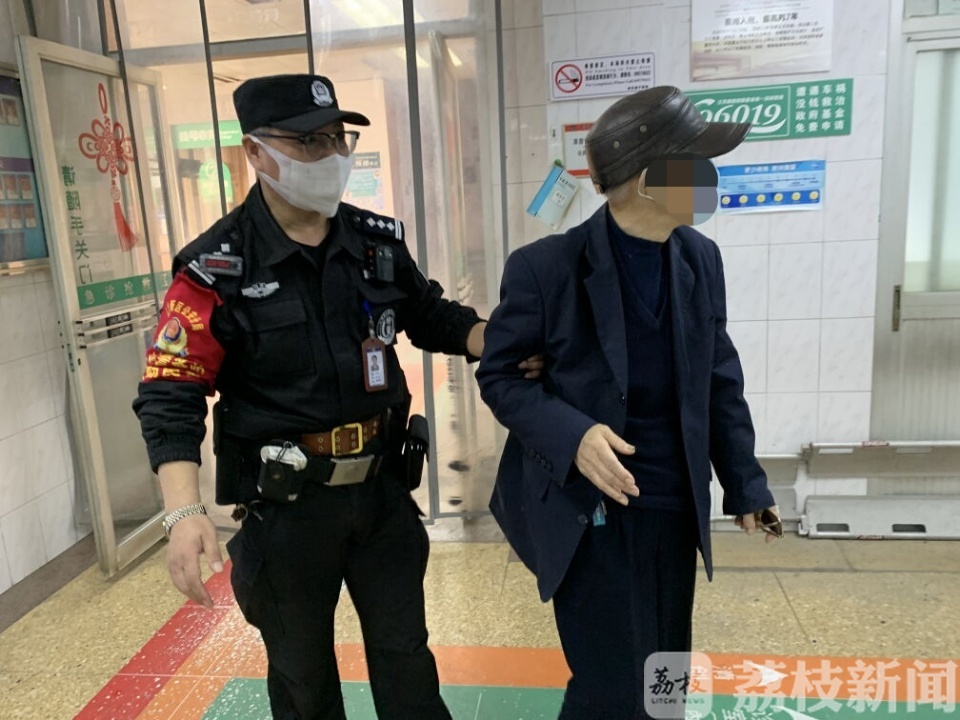 「老人」民警及时救助 八旬老人卧倒在绿化带