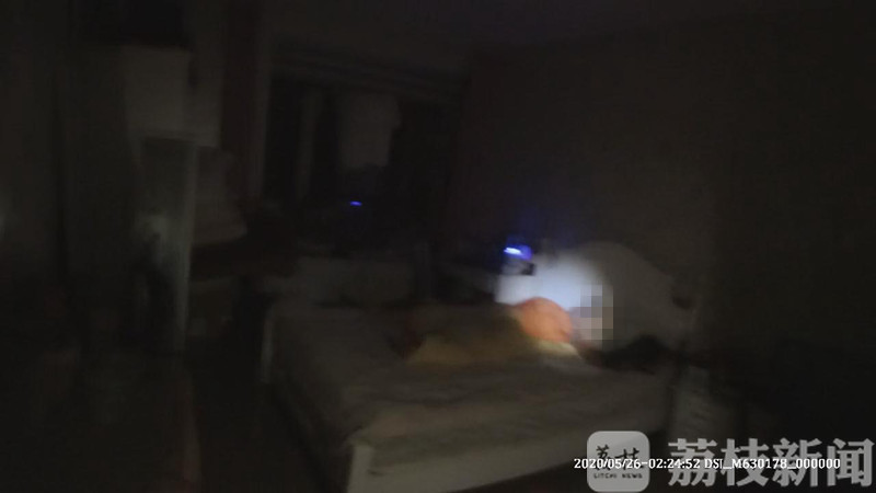 猥亵■半夜，隔壁男租客全身赤裸敲门“求抱抱”