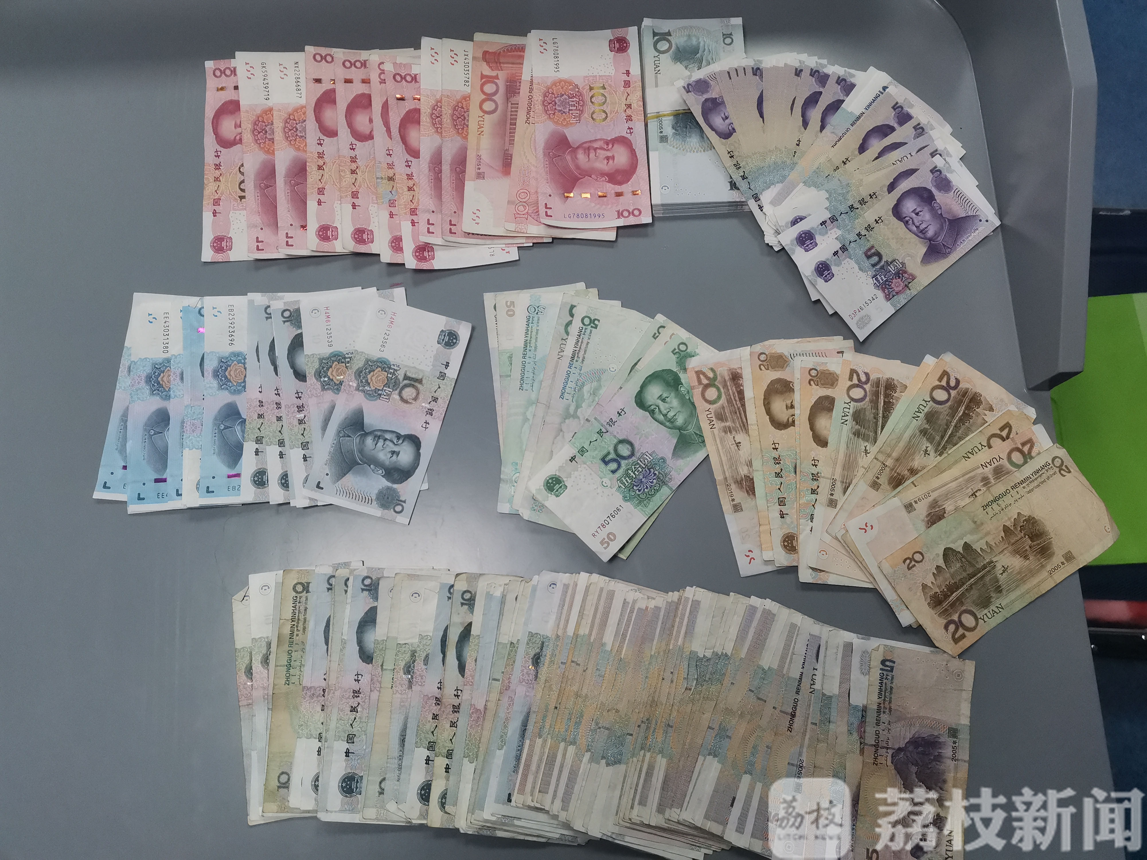 #清理#监控：我早已看穿一切 男子偷完钱后小心擦掉指纹