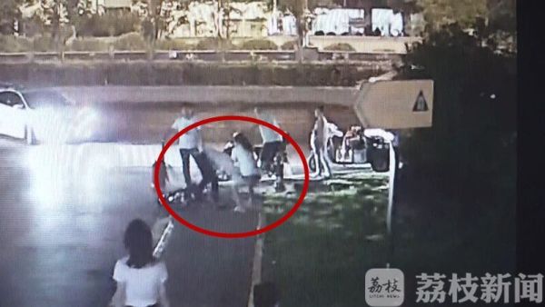 孙女被暴露狂骚扰 七旬老人拿起石头想拼命 警察：奶奶，让我们来