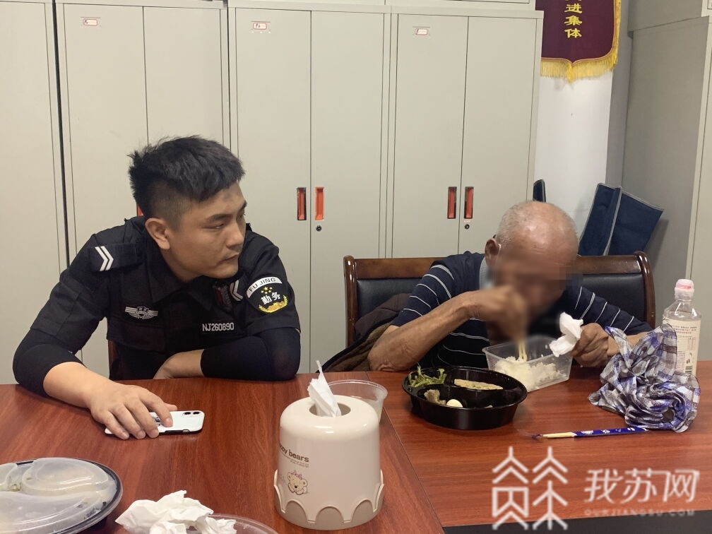 『老人』他是谁？ 耄耋老人睡在工地废墟