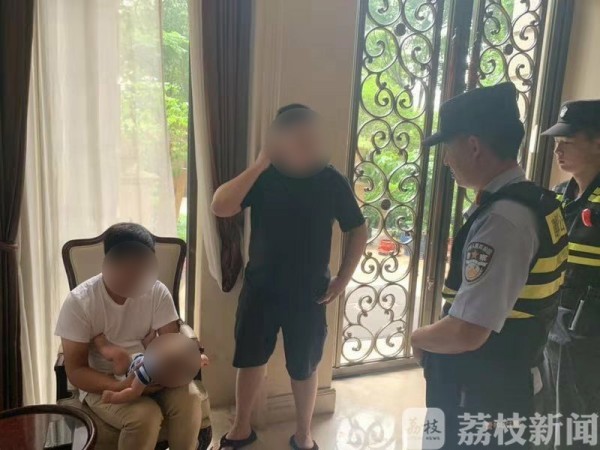 楼道惊现三个月大男婴！是弃婴还是……