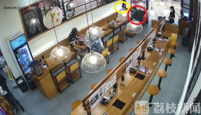 【女士】 “奔现”须谨慎：女子跟网恋男友第一次约会金手镯被偷