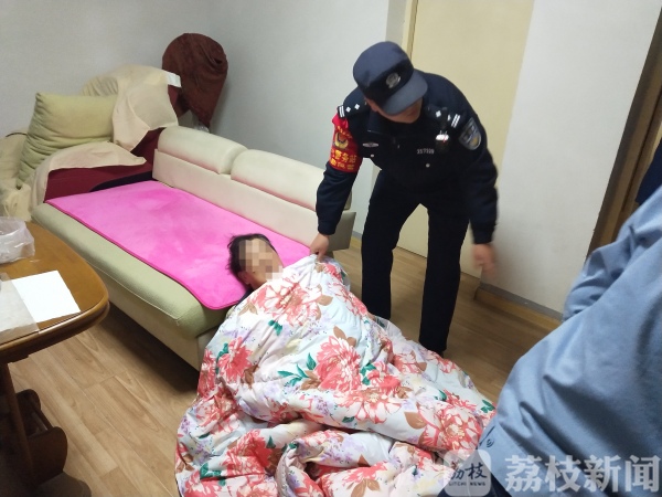 ?独居老人突发疾病反锁家中 幸好邻居听到了求救声！