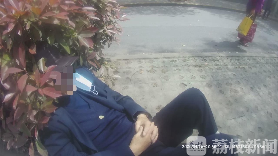 「老人」民警及时救助 八旬老人卧倒在绿化带