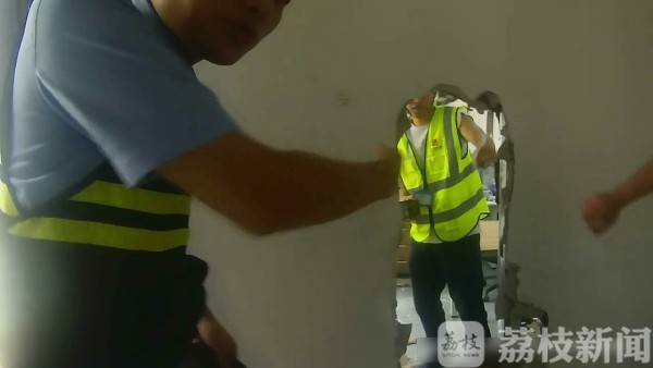 如此维权要不得！工伤赔偿谈不拢 男子闹事堵门打警察