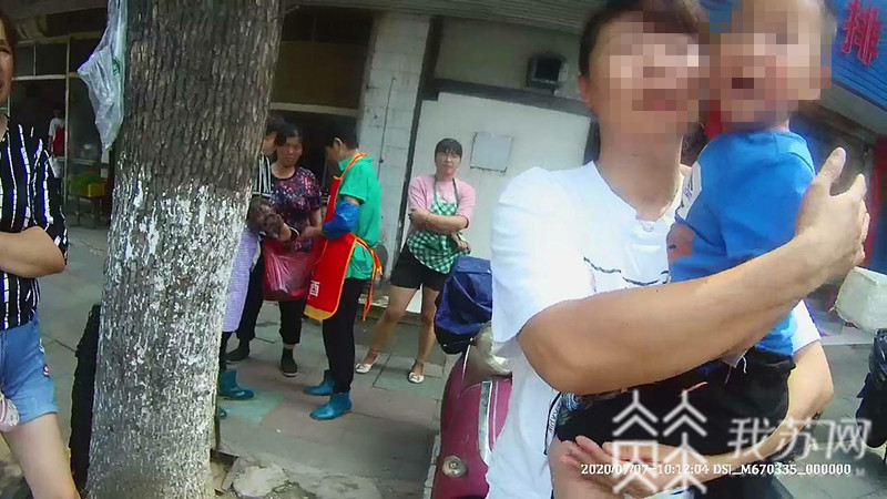 反锁@2岁孩童被反锁车内…… 32度高温下
