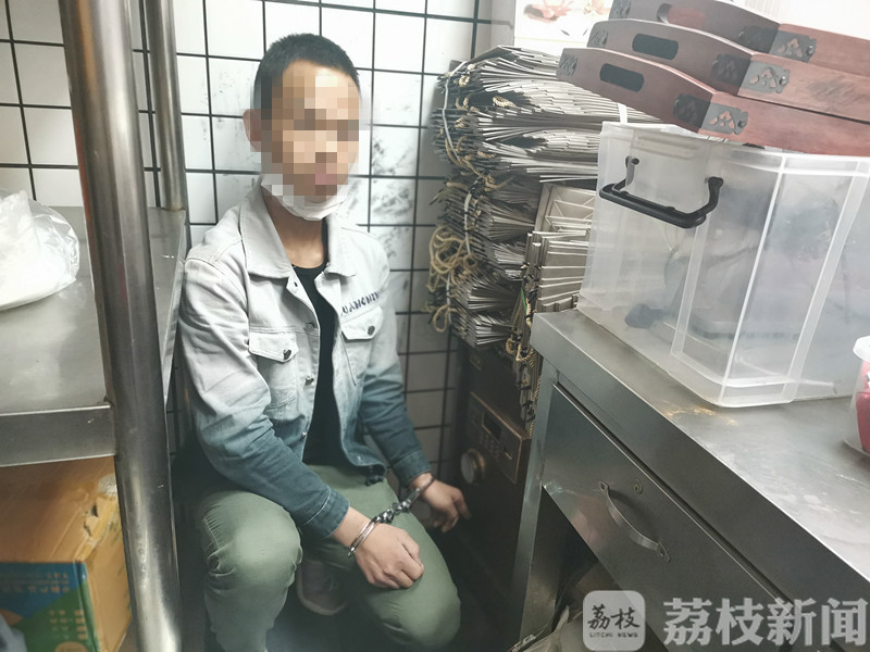 #清理#监控：我早已看穿一切 男子偷完钱后小心擦掉指纹