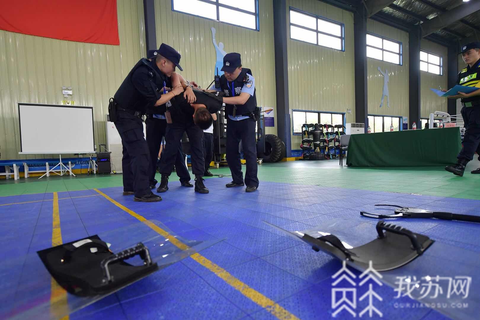 练兵■看过来，警察叔叔们全警练兵