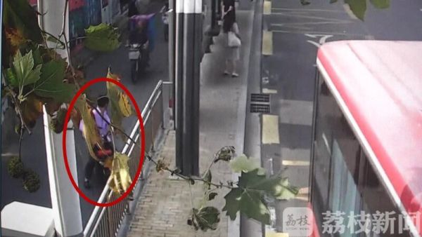 孙女被暴露狂骚扰 七旬老人拿起石头想拼命 警察：奶奶，让我们来