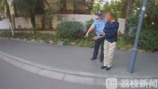 晕倒的男子被救助 出院时等待他的是一副手铐