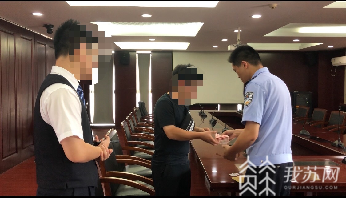 『atm』ATM机里咋就吐出5400元？ 还没取款