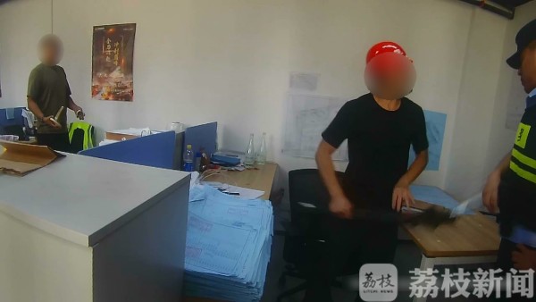 如此维权要不得！工伤赔偿谈不拢 男子闹事堵门打警察