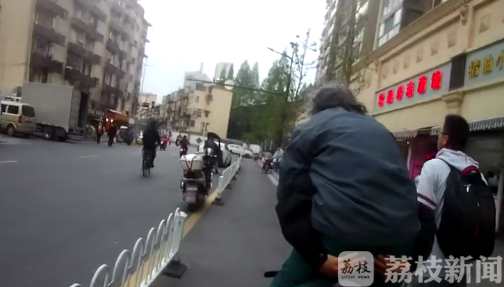 @民警背着她走回家 九旬老人街头迷路不肯上警车