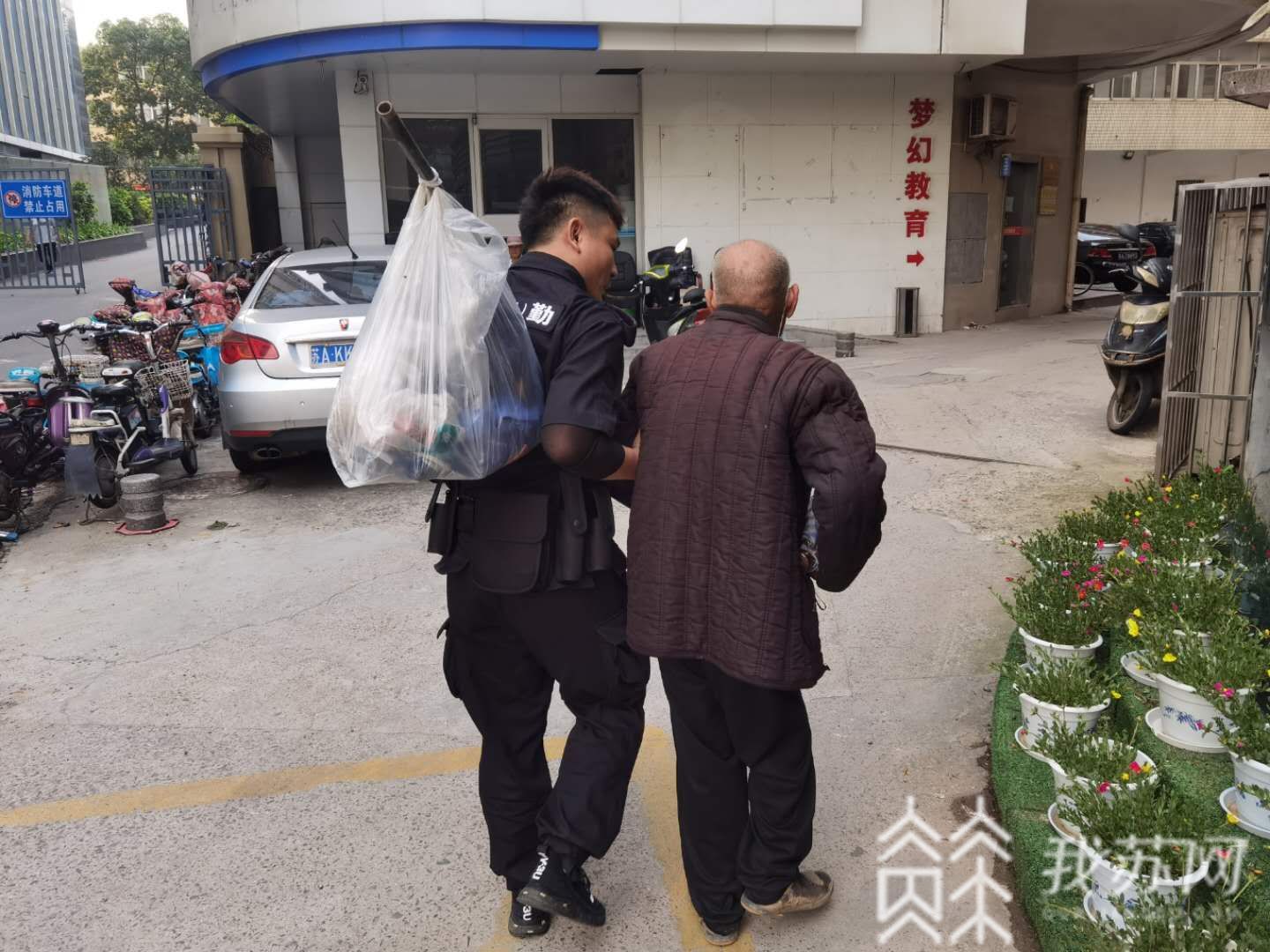 『老人』他是谁？ 耄耋老人睡在工地废墟