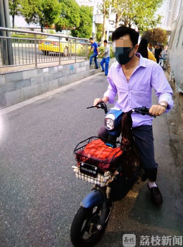 孙女被暴露狂骚扰 七旬老人拿起石头想拼命 警察：奶奶，让我们来