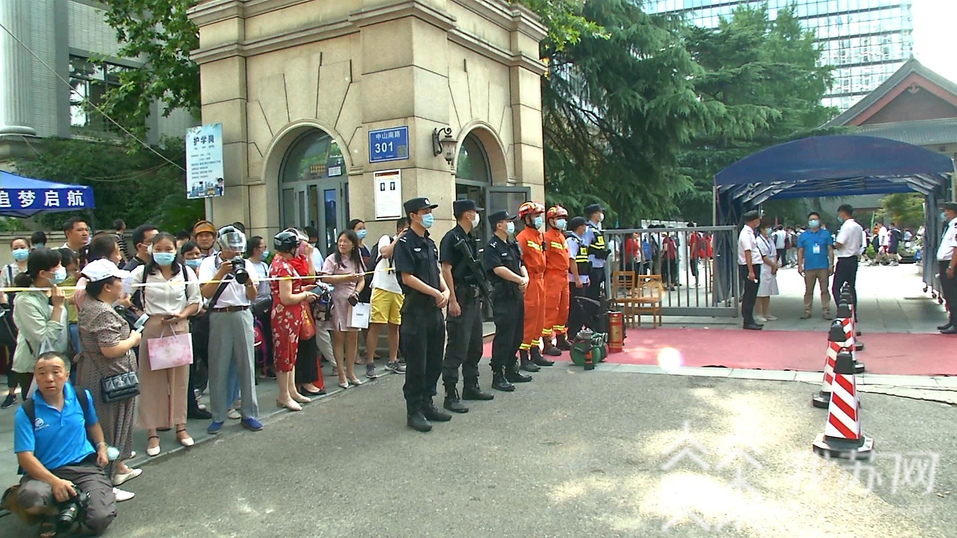 考场■高考忘带证件?考场门口找警察叔叔2分钟办理