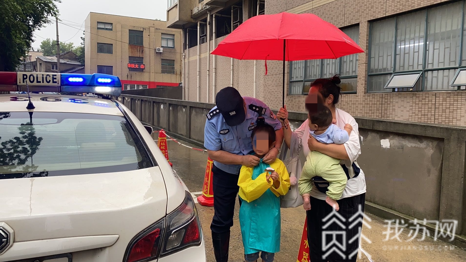 [家人]还好家人教过记住回家路 五岁男童雨中与奶奶走散