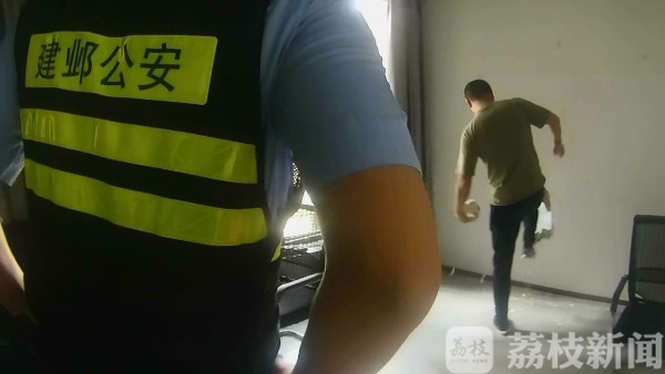 如此维权要不得！工伤赔偿谈不拢 男子闹事堵门打警察