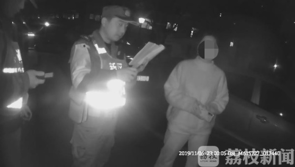 男童半夜阳台哭泣 背后原因让人心疼