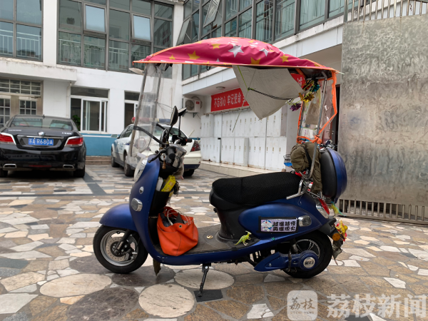 晕倒的男子被救助 出院时等待他的是一副手铐