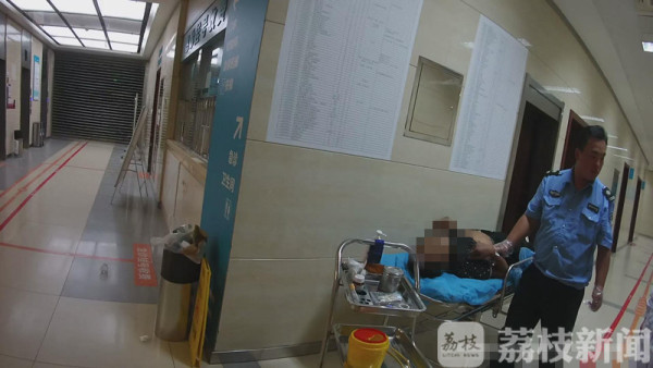 晕倒的男子被救助 出院时等待他的是一副手铐