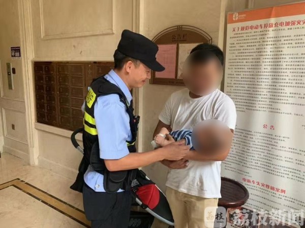 楼道惊现三个月大男婴！是弃婴还是……