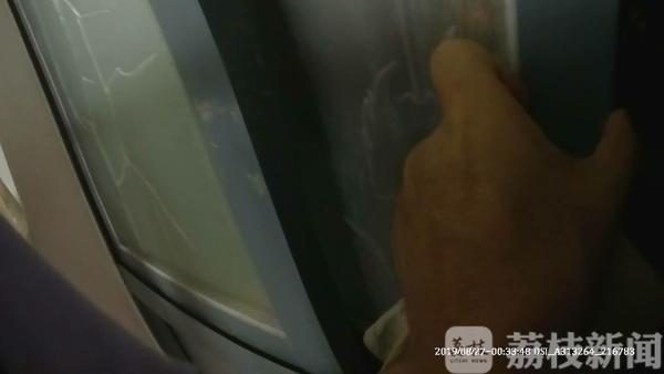 搞什么鬼？他凌晨三点站在空调外机上玩手机？