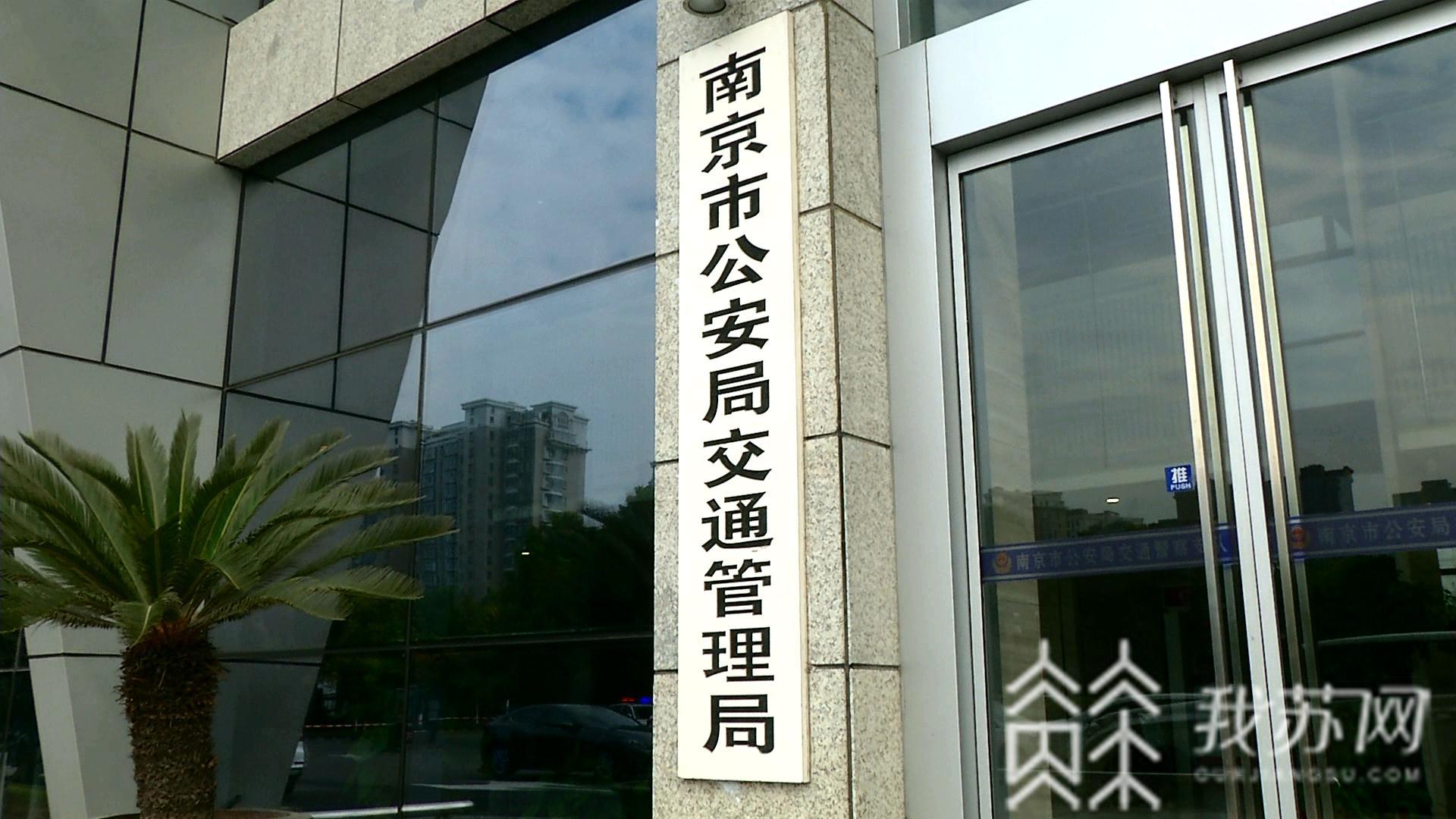 头盔■不仅要戴更要戴牢!两起事故让您看到正确佩戴头盔的重要性