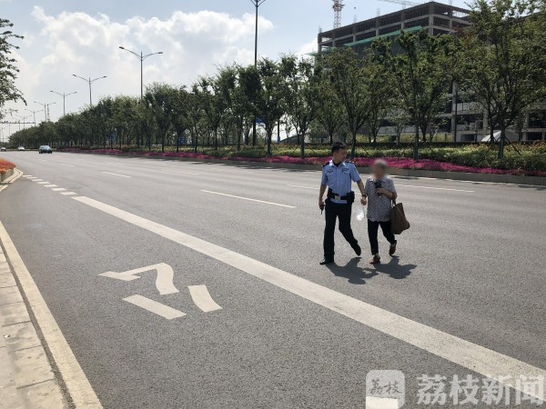 老人走错路被困快车道 民警牵过手：来，我带你走
