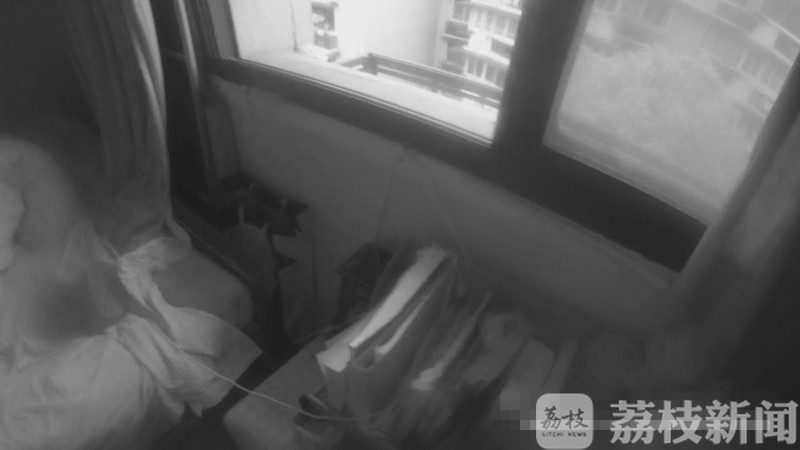 空调■险！5岁双胞胎姐妹爬上空调外机
