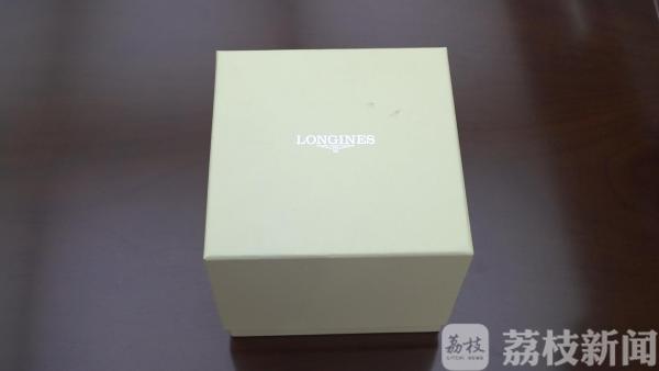 女子报警：我的“追求者”卖给我一块假表