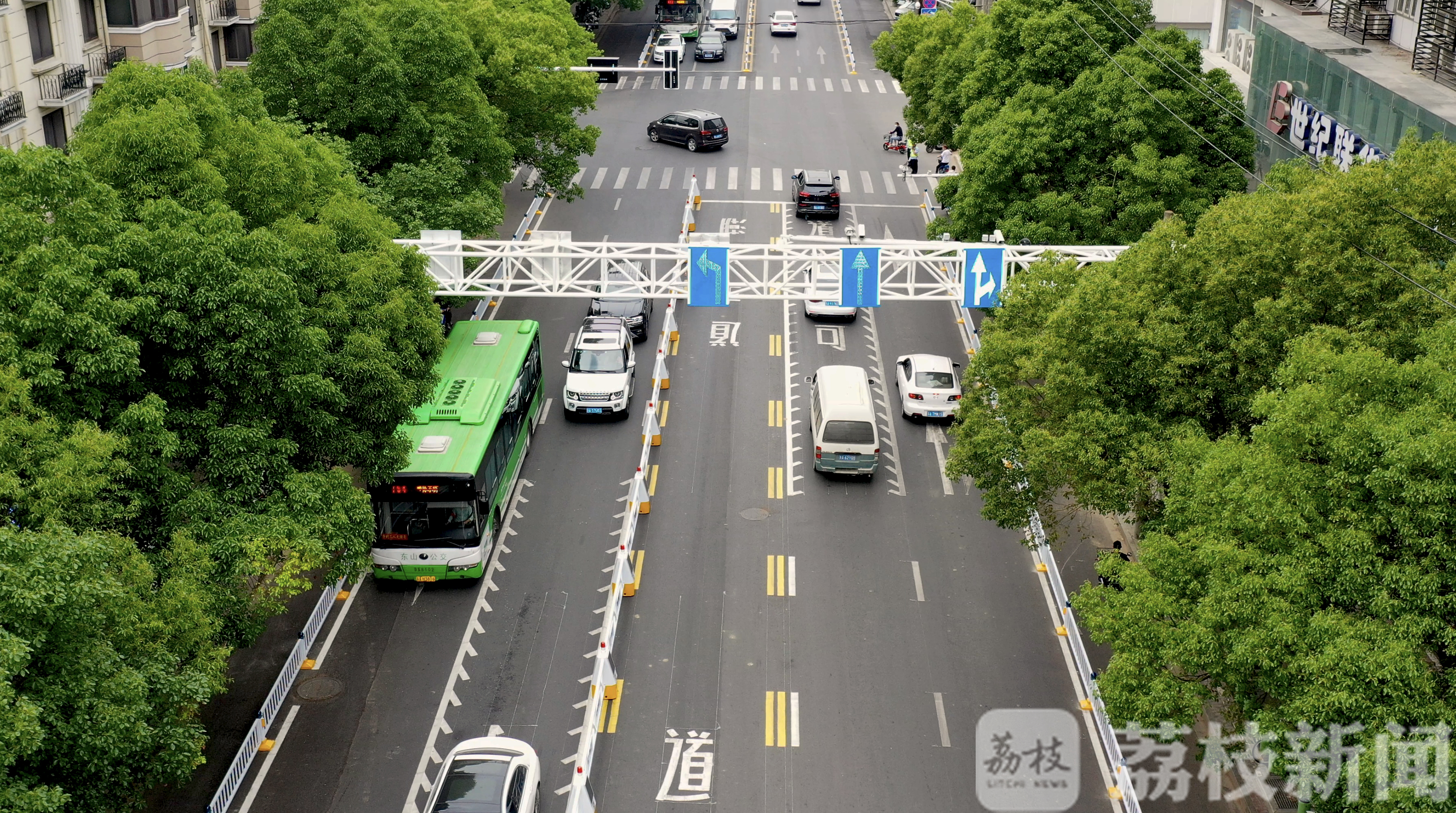 【车道】智能缓堵 南京设置第一条潮汐车道：自行移动