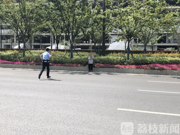 老人走错路被困快车道 民警牵过手：来，我带你走