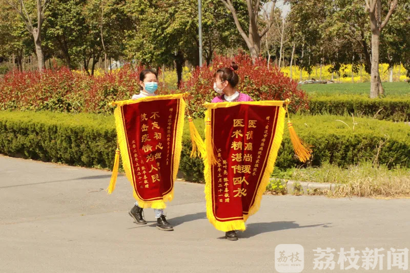 ■为了送上“爱的抱抱”,在隔离期满之后,他们相约来到这里