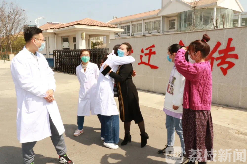 ■为了送上“爱的抱抱”,在隔离期满之后,他们相约来到这里