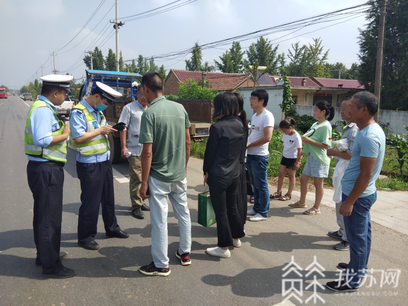 农用车■太危险！10个人坐在农用车的后车斗里，交警紧急叫停！