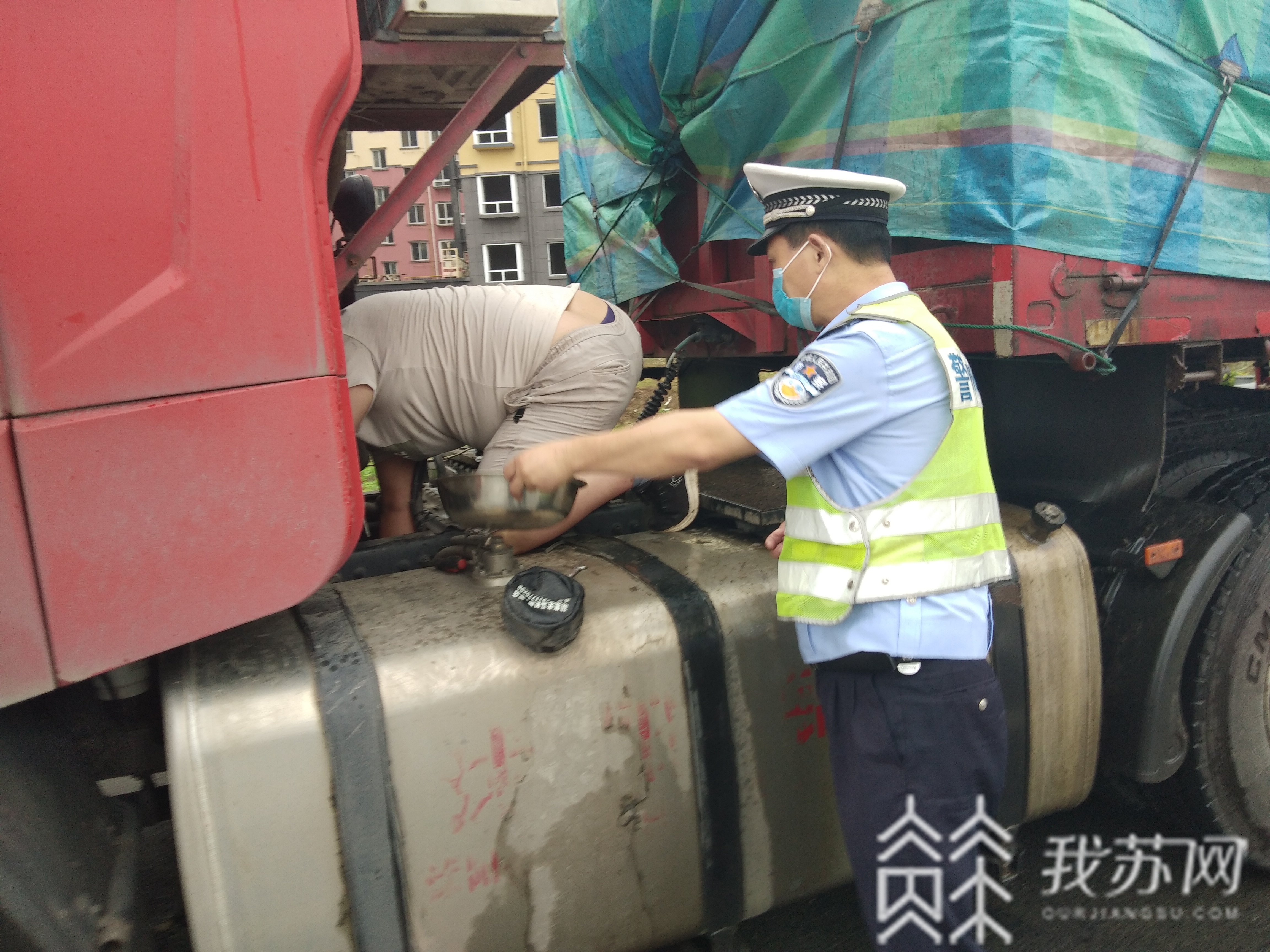 货车■货车漏油险酿祸，沭阳交警紧急叫停