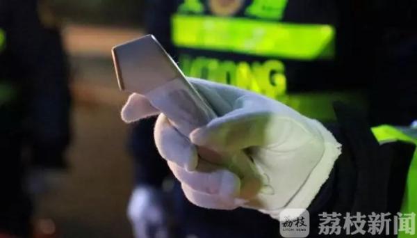 宿迁老交警用暖宝宝贴体温枪，“低气温、高血压我都能克服！”