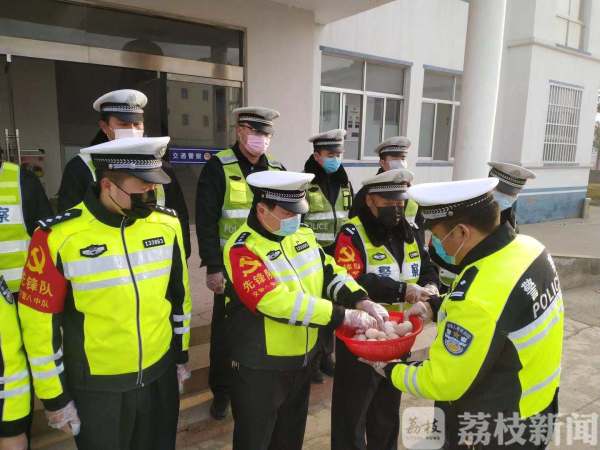 交警队长“硬核”喊话：“谁不吃鸡蛋，我找他家属告状！”