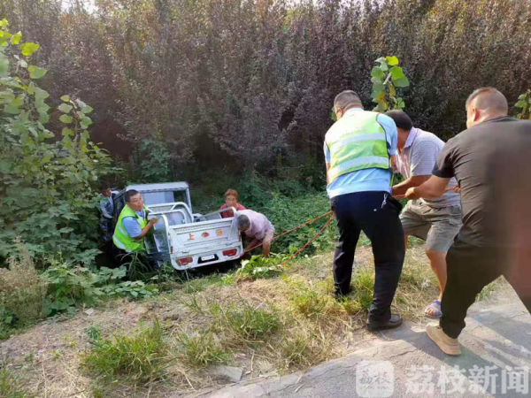 沭阳：老人骑车打盹栽进水沟，警民合力拖车救人